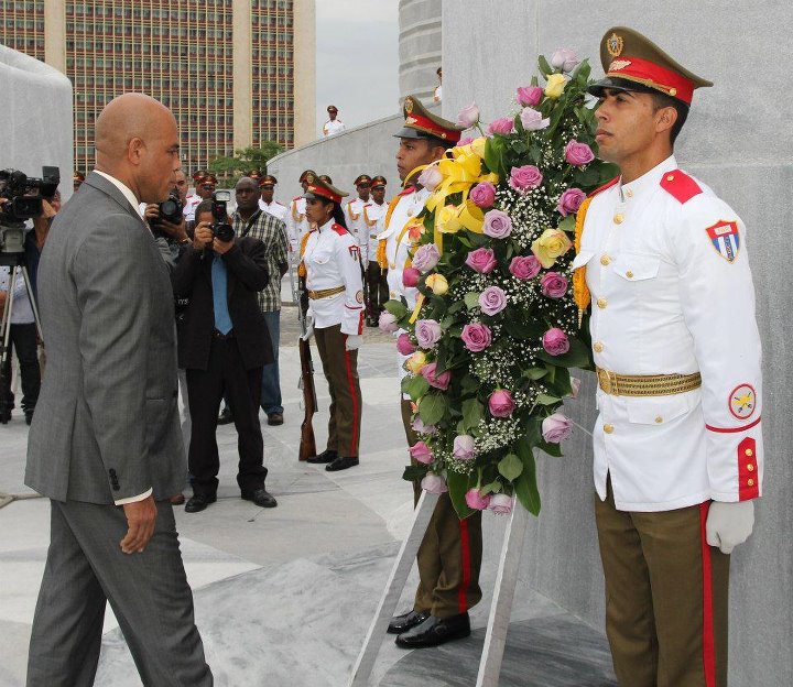Durant son séjour à Cuba, Michel Martelly rend hommage à Toussaint Louverture et à Alexandre Pétion
