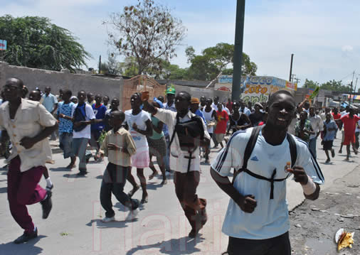 Des élèves exigent le départ des sinistrés du séisme de 2012 logés sur la Place Ste Anne