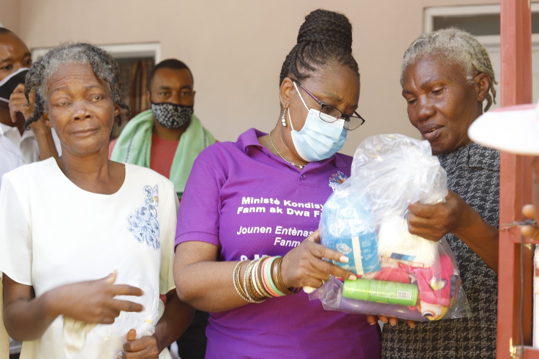 La ministre à la condition féminine distribue des kits hygiéniques et matériels agricoles à des cultivateurs de l’Acul du Nord