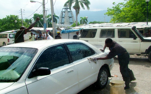 Haïti : Des « stations de lavage-auto » évoluent dans l’informel
