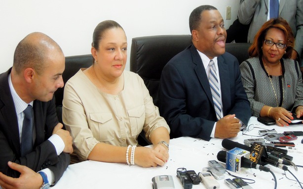 Sophia Martelly et quelques uns du gouvernement ont visité l’Hôpital de l’Université d’Etat d’Haïti