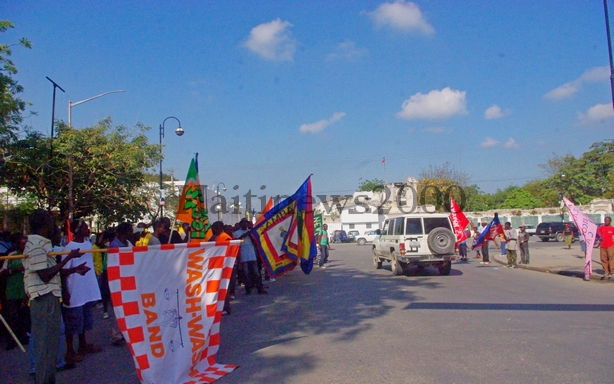 Port-au-Prince Carnaval, les bandes à pied exigent beaucoup plus
