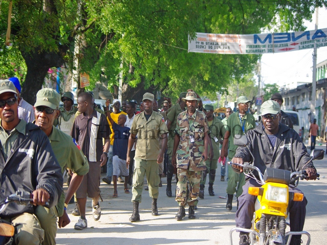Les anciens militaires organisent des parades dans les rues de Port-au-Prince