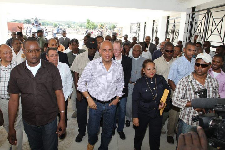 Le Président Martelly évalue l’état d’avancement des travaux de construction de l’Hôpital Universitaire de Mirebalais
