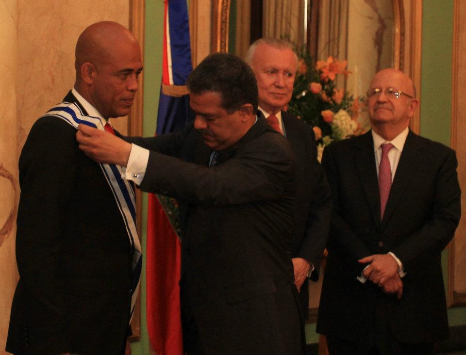 L’Ordre du Mérite de Duarte Sanchez y Mella décerné au Président Martelly par le Président Fernández