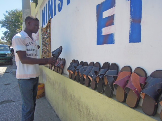 Des commerçants de sandales en cuir tourmentés par les autorités municipales