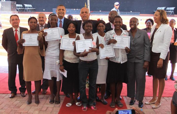 Michel Martelly a remis des certificats aux nouvelles personnes alphabétisées