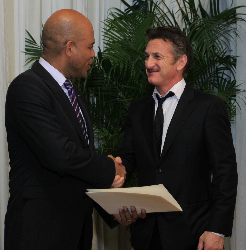 Michel Martelly félicite Sean Penn