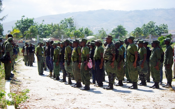 Les militaires démobilisés qui sont à la Croix des Bouquets déposent leurs armes