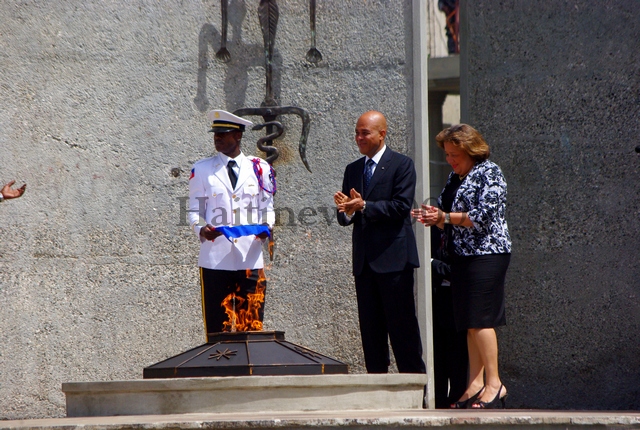 Michel Martelly allume la flamme éternelle sur la Place du Marron Inconnu