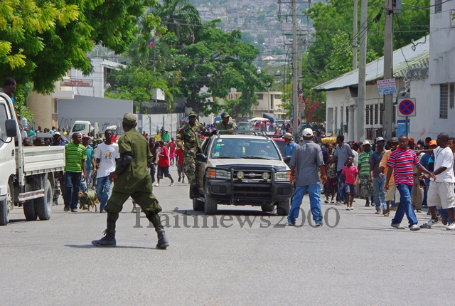 Les militaires démobilisés vers le Palais national – des soldats onusiens tirent des gaz lacrymogènes