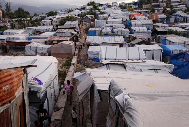 Des victimes du séisme évacuées du Champ de Mars montent leur tente dans d’autres espaces