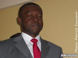 Haïti – Sécurité : Réginald Delva envisage des mesures contre les commerçants de cartes SIM dans les rues