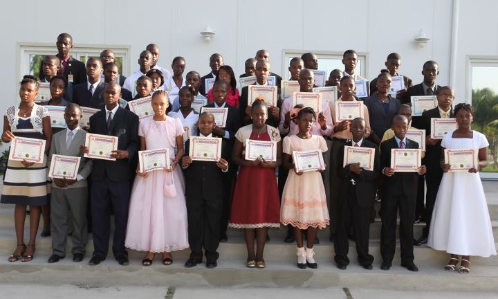 Honneurs et mérites aux lauréats des lauréats des examens officiels