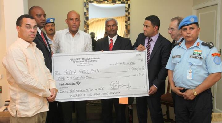 Le gouvernement indien a remis un chèque de 5 millions de dollars à Haïti