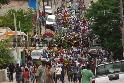 Des proches du parti Lavalas gagnent les rues à Port-au-Prince contre l’administration Martelly