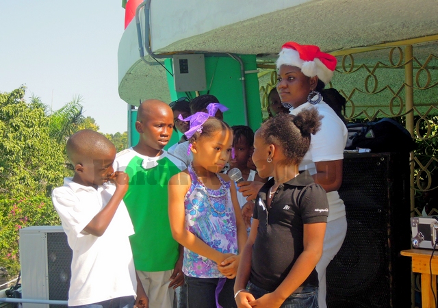Le MOUVAIDE offre des présents à des enfants à l’occasion de la Noël