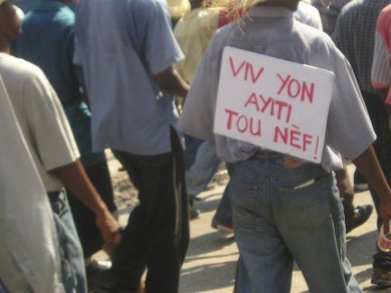 Les manifestants réclamant le départ de Michel Martelly en direction de Pétion-ville