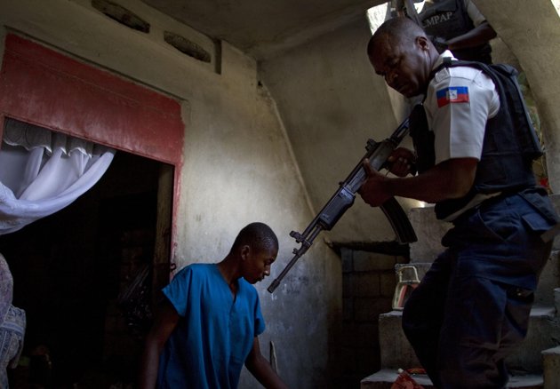 Descente des lieux à Simon Pelé, la Police a failli mettre la main au collet du chef de gang, « Ti Bout Fè »