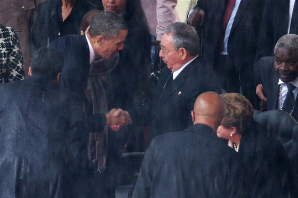 Poignée de mains historique Obama-Castro