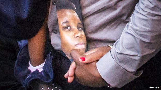 USA: la famille du jeune Noir abattu à Ferguson très déçue, appelle au calme