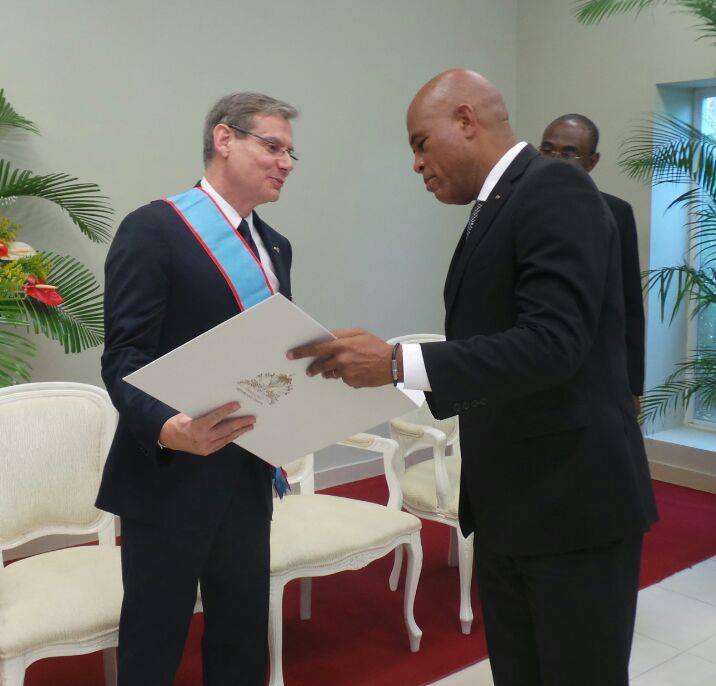 L’ambassadeur du Brésil en Haïti décoré par Michel Martelly