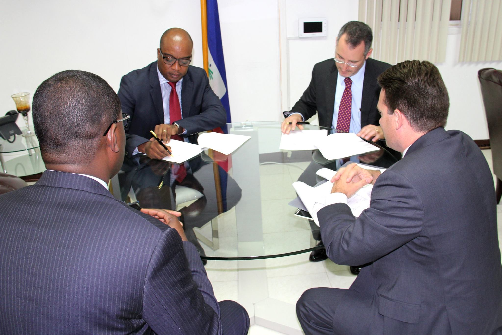 Le MJSP et l’Ambassade des E-U en Haïti signent un accord de lutte contre la falsification de documents