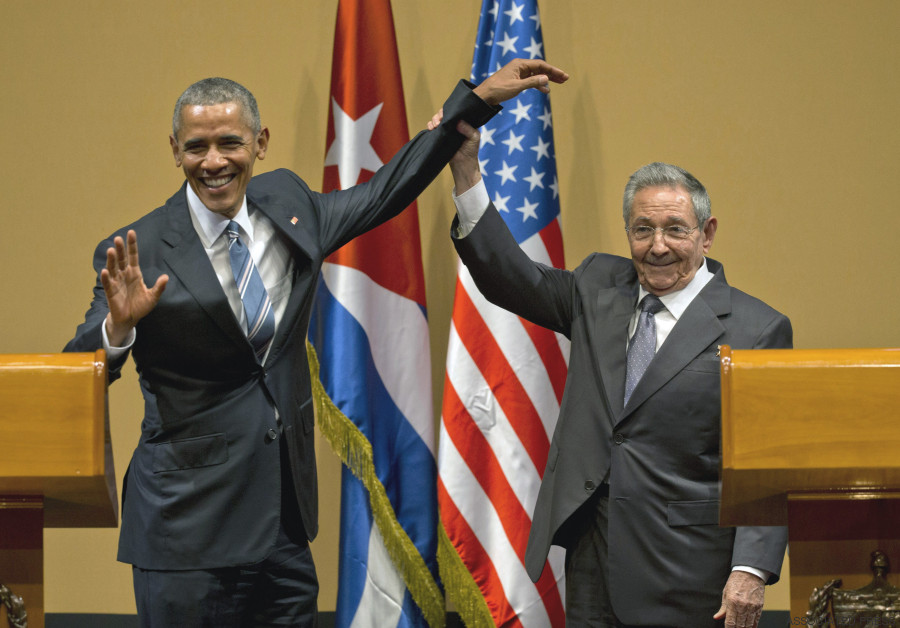 La photo du jour : une poignée de main «historique» ratée entre Obama et Castro