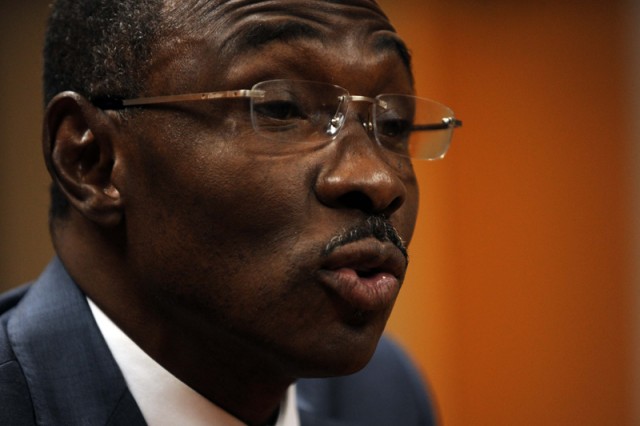Enquête – Petro Caribe : après ses discussions avec des sénateurs, Evans Paul très embarrassé devant des journalistes