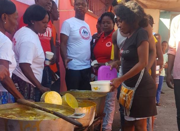 La FONED a partagé la soupe de l’indépendance aux populations des quartiers de Port-au-Prince