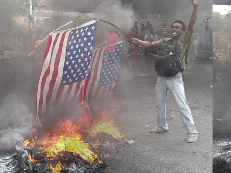 Un drapeau américain brulé par des manifestants, le secteur démocratique et populaire condamne