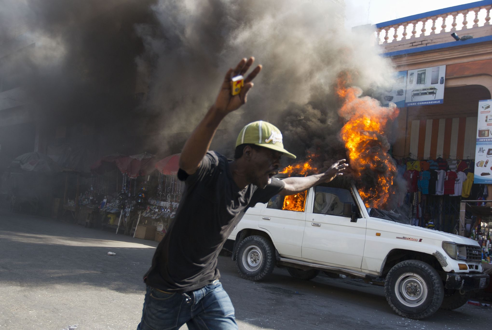 Une station à essence non loin de PIYAY Market (Port-au-Prince) incendié par les manifestants