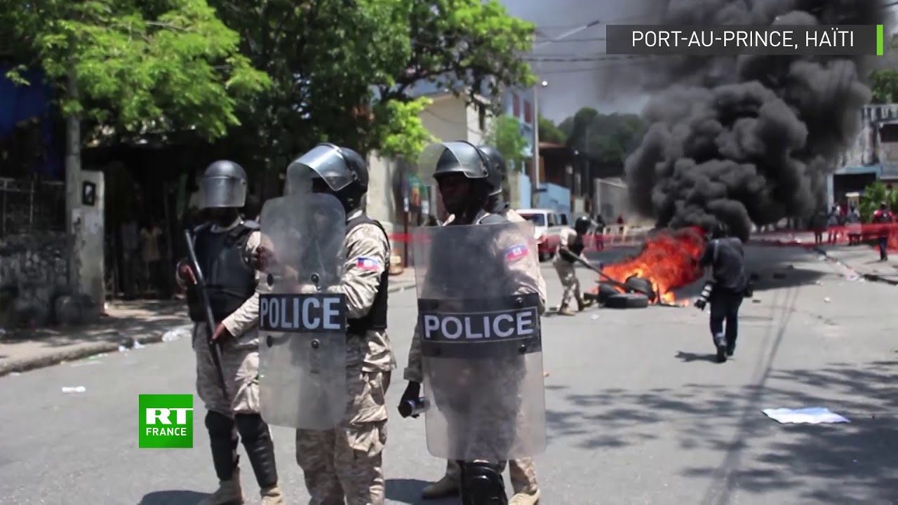 La Police et les manifestants se mesurent à la rue Lamarre (Port-au-Prince) à coups de pierres et de gaz lacrymogènes