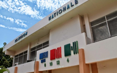 Plusieurs voitures incendiées sur la cour de la Télévision Nationale d’Haïti