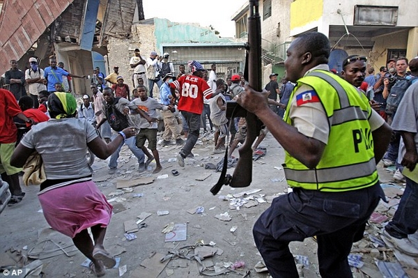 Panique au centre-ville de Port-au-Prince, le combat entre bandes rivales se poursuit à La Saline