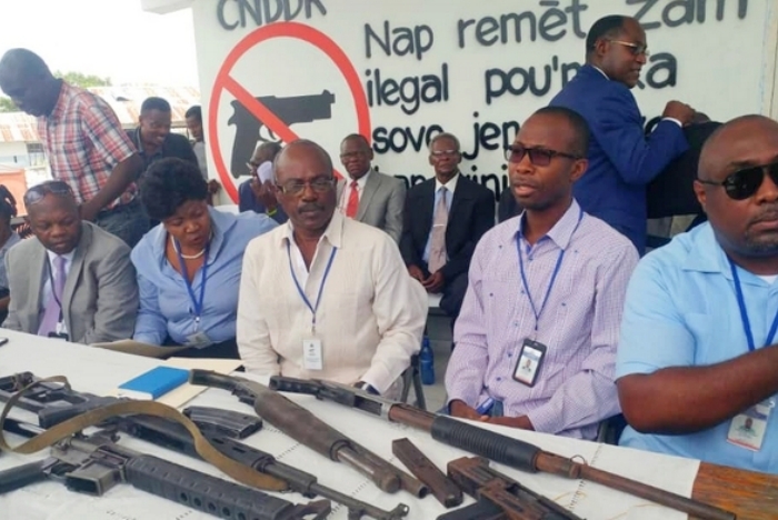 Le groupe armé dirigé par Ti Hougan à Cité Soleil a remis 8 armes à feu à la commission de désarmement