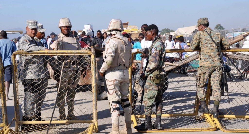 Des Haïtiens ont lapidé des agents de l’immigration à Ciudad Juan Bosch