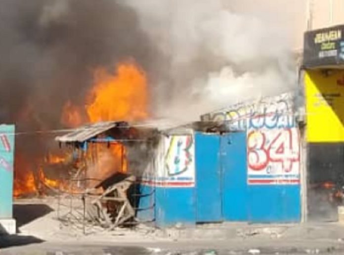 Un policier tué à Port-au-Prince, des maisons incendiées en représailles…