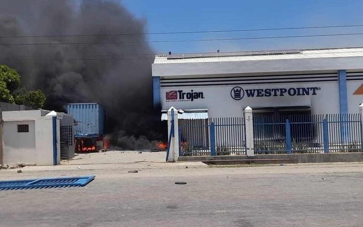 Le magasin de Valerio Canez pillé et incendié, les protestataires menacent de réduire la ville en cendre