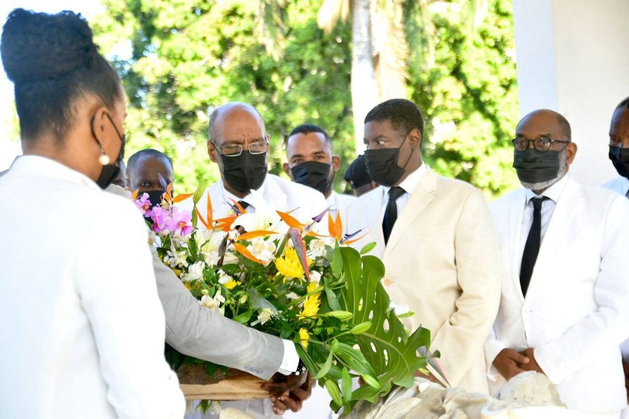 Commémoration de la mort de Dessalines : à défaut du Pont-Rouge, Ariel Henry a déposé une offrande florale à l’Autel de la patrie
