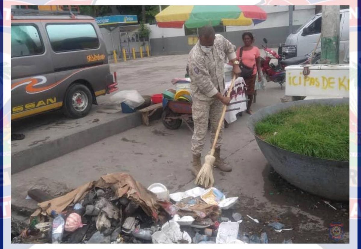 Des policiers participent à une journée de nettoyage des rues