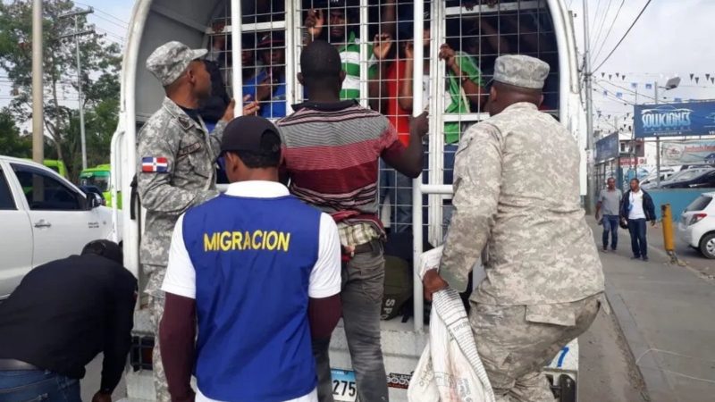 Trafic de passeports, des Haïtiens arrêtés en RD, James Jacques doit des explications à la République