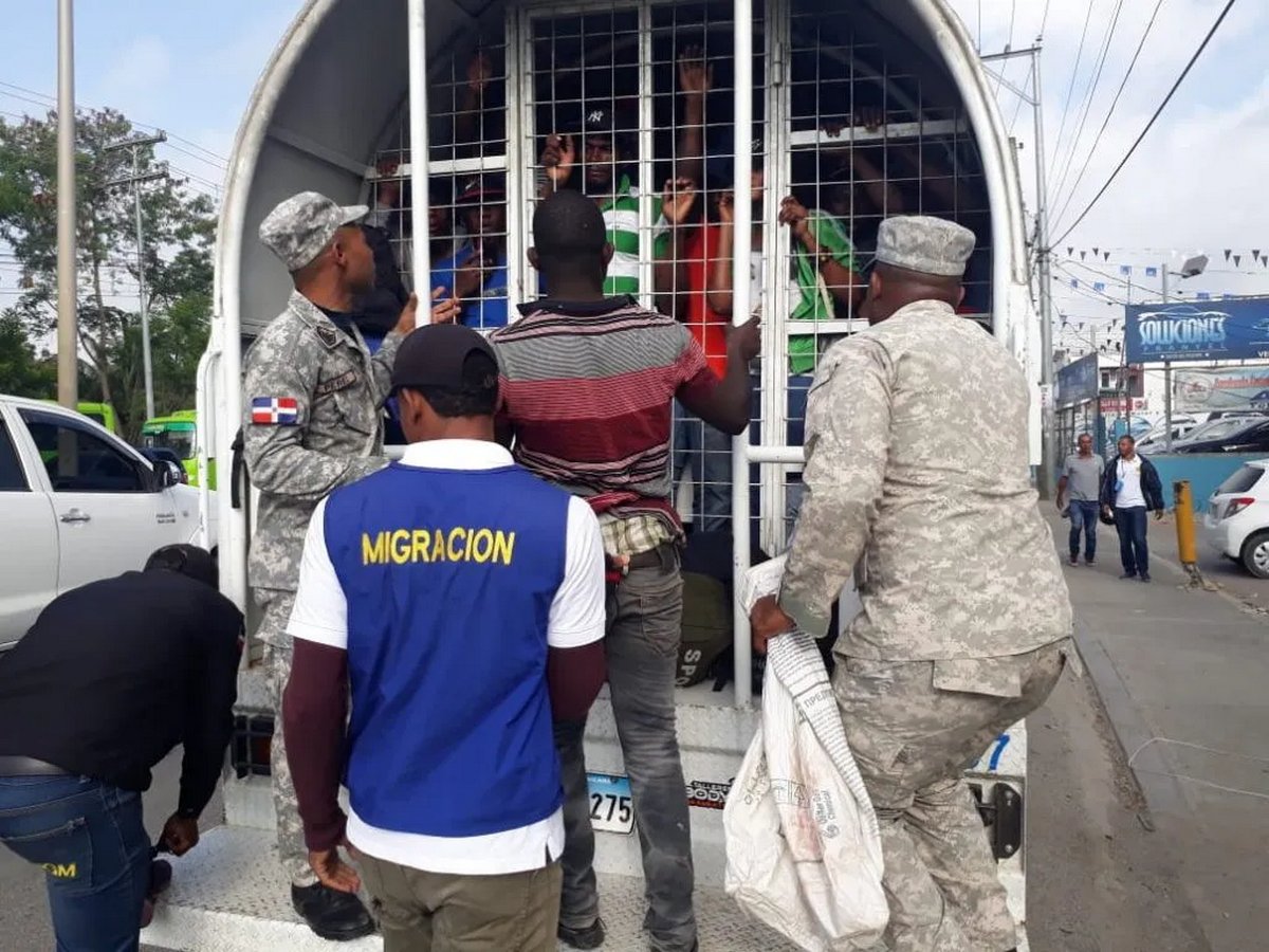 Trafic de passeports, des Haïtiens arrêtés en RD, James Jacques doit des explications à la République