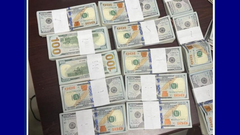 Un individu en possession de plus 130 000 dollars américains, arrêté par la police