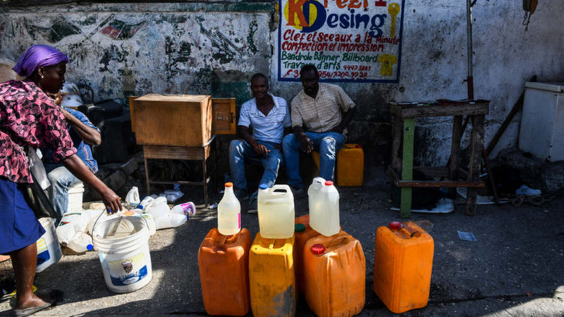 Dominicains et Haïtiens font de la contrebande de carburant sur les plages de Pedernales