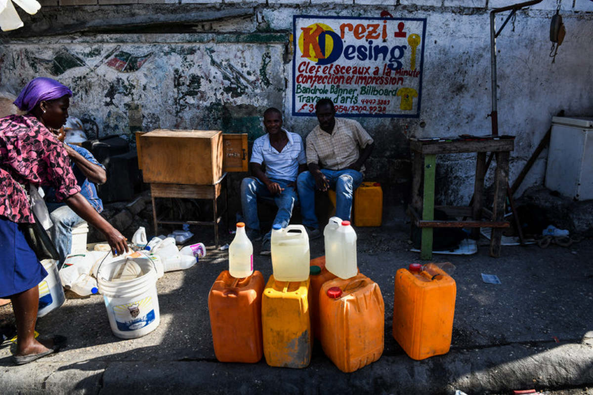 Dominicains et Haïtiens font de la contrebande de carburant sur les plages de Pedernales