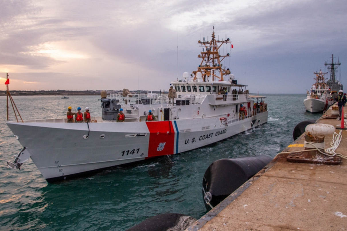 Un navire de la garde côtière américaine patrouille les eaux de Port-au-Prince