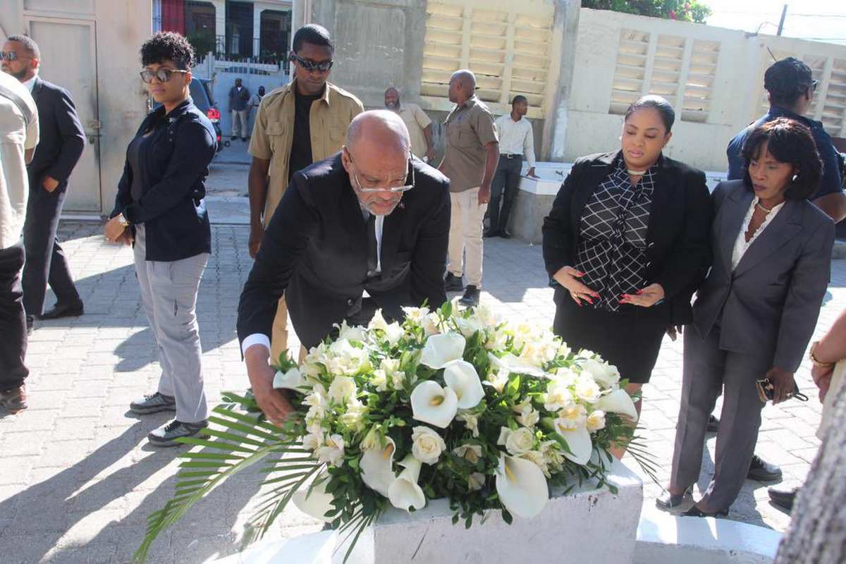 Massacre de la ruelle Vaillant : Ariel Henry a fait le dépôt d’une gerbe de fleurs en mémoire des victimes 