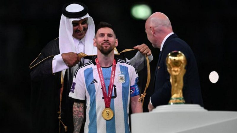 QATAR 2022 : Pourquoi Lionel Messi a enfilé une cape noire transparente