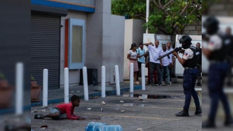 Protestation en Haïti : La police brutalise un gamin et sans pitié pour des journalistes
